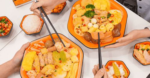 蹲张亮麻辣烫深夜店 一口热汤裹着下班路上的烟火热闹