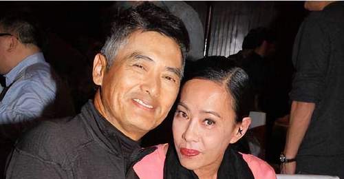 周润发与妻逛街九龙城街市 牵37年手成最暖人间风景