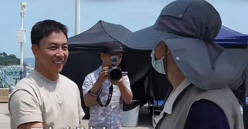 时隔三十载再探班周星驰 释小龙与星爷共赴青春回忆杀
