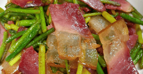 春日云南:跟着城乡烟火气,参与蒜苔炒腊肉的时令味体验