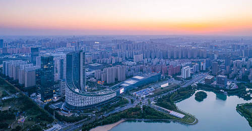 2025上半年万亿城市比拼：青岛天津位次生变，东莞佛山经济分化 AI赛道各路选手各显身手