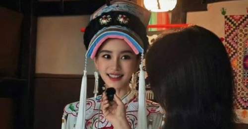 Baby着羌族改良服饰参与活动受访 与现场人员互动比耶传递暖心氛围