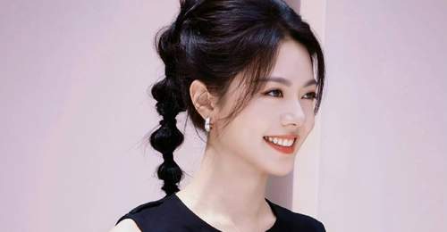 线下活动现场的赵今麦这身黑色无袖短裙配高马尾，利落贵气还格外亮眼，好多到场观众都夸造型太出彩啦