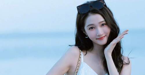 关晓彤户外随拍活力满满 多款灵动状态引参与感拉满