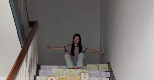 女生硕士研究生毕业,与近百张证书合影,当事人:本硕期间获得奖学金等共计五六万