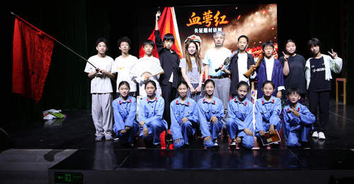 校园话剧《血萼红》在济南演出