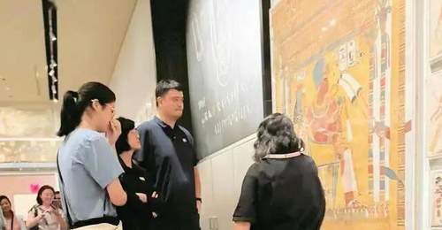 姚明16岁女儿近照曝光,身高竟超父亲肩膀,体重近200斤