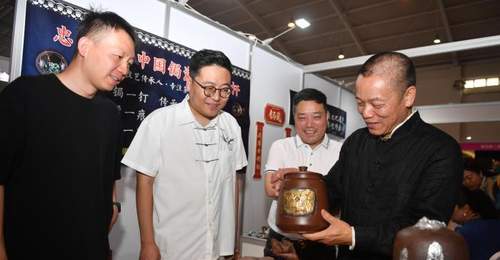 云南锔瓷技艺薪火相传 个性化定制成潮流