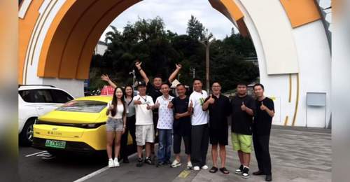 重庆“黄色法拉利”再度携粉丝“打表进藏“,女孩带父亲遗照去看“爸爸亲手种的绿柳”
