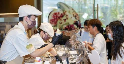 这届年轻人,为何越来越爱逛奶茶店?