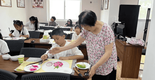 泰州姜堰罗塘街道:侨心一片系桑梓 墨香满堂润童心
