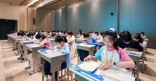 “英雄杯”第三届中国钢笔书法青少年大赛在沪举行,300余名少年同台竞技