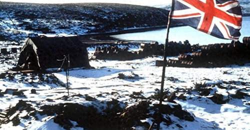 英国放弃了3000万平方公里的殖民地,为啥不肯放弃1.2万的马岛?