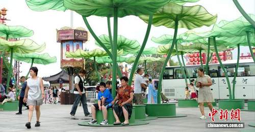 河南开封:巨型仿生荷景扮靓夏日园区
