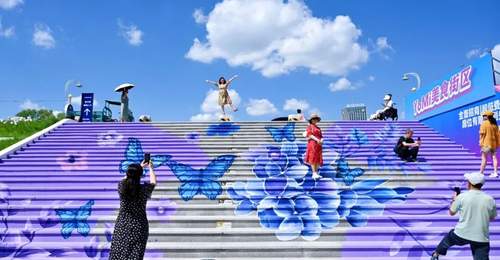 世纪广场彩绘阶梯成新旅游标志