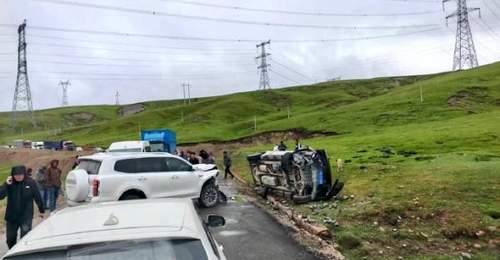 韩红基金会救护车“越野爬坡”引质疑,官方回应:系交警指挥绕行