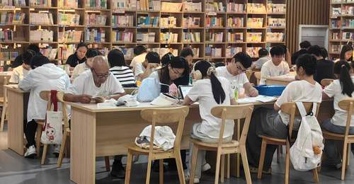 河北曲阳暑期读书热潮：图书馆提升服务力满足民众文化需求