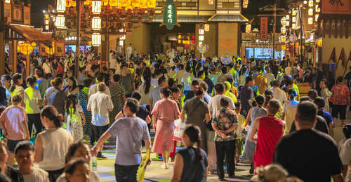 白天登雄关揽胜 夜晚逛三国潮玩 大蜀道不夜城多元活动留住四方体验客