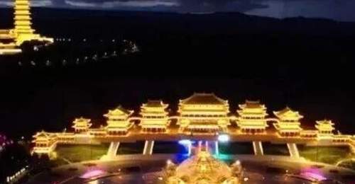 繁峙憨山文化旅游景区线下演出线上同步 夜间活动吸引游客观众双向参与