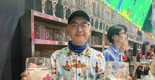 啤酒节多元体验拉满!青岛啤酒大篷主管郭瑨15年坚守 带23种鲜啤果啤陪观众嗨翻夏日