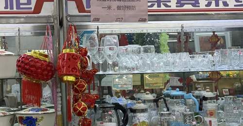 逛燕丰商场找儿时快乐 国营风老百货成一线城市年轻人专属打卡地