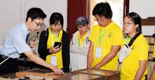 海外华裔学子穿梭广州寻根之旅 追影综看展演亲触华夏新气象