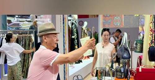 7月30日来石河子，逛“新疆是个好地方”非遗援疆展，艾德莱斯绸织染技艺带观众解锁丝路美学新体验