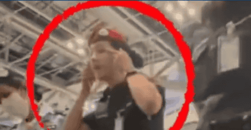 曼谷素万那普机场泰航TG674航班登机环节遇争议,二十余位中国旅客被拒登机、行李遭卸,现场安保做出歧视性手势,航班照常起飞且泰航未作说明