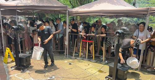 青城山索道暑期排队遇酷暑?游客现场体验提改善,景区增降温硬设辟便民区获保障