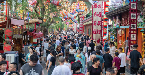 暑期各地多元出游活动启幕 游客在山水间解锁惬意体验