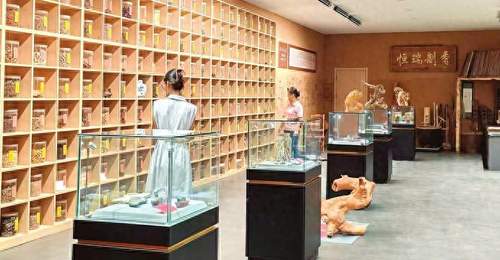 来洪山古村逛非遗香文化展 看琉璃工坊手作匠艺
