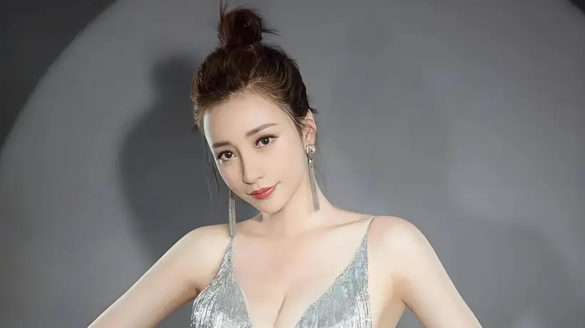 45岁柳岩罕见晒出最新写真,不愧是“性感女神”依然太吸引人
