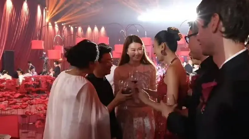 王宝强携女友冯清现身婚礼,大方与众人寒暄,交往8年不领证