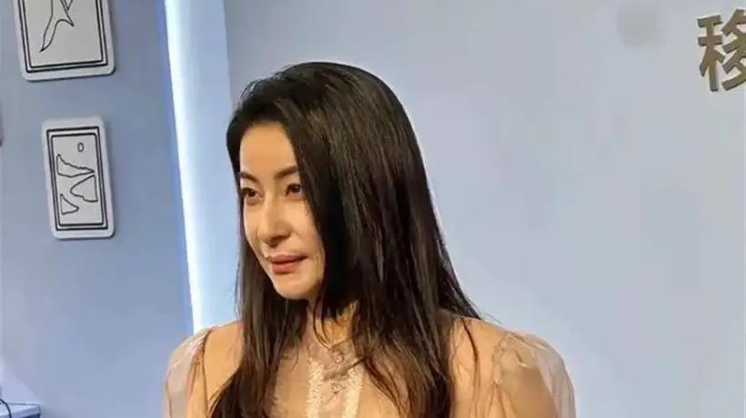 44岁郭晶晶穿300块新中式白衬衫压C位:比欧阳夏丹还耐看的,从来不是牌子