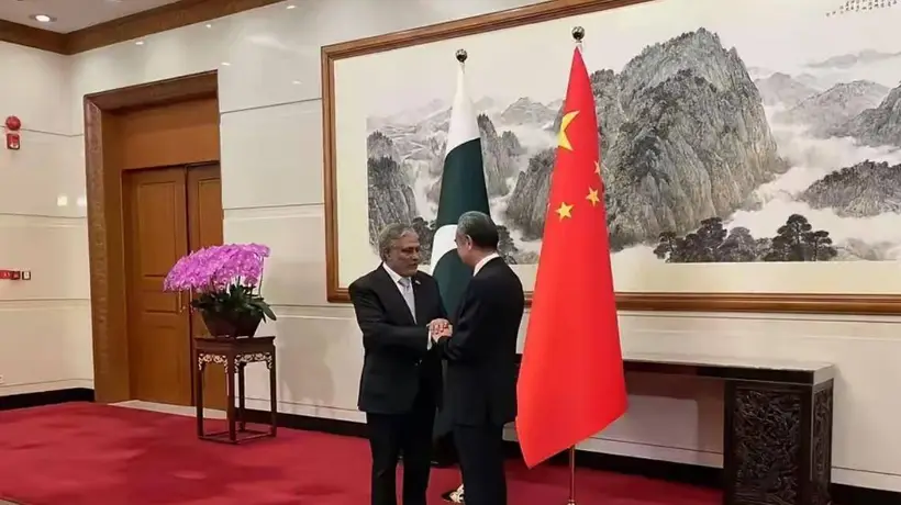 头号贵客抵沪,王毅握紧巴外长的手,中方斩钉截铁,中东不能再战