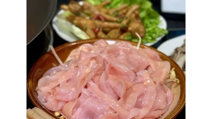 重庆市井火锅美味集结 参与地道手工炒料与鲜爽食材的味觉体验