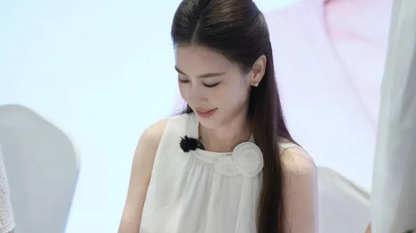黄圣依现身书博会与读者互动 穿白色长裙尽显温婉知性气质