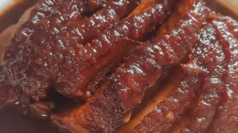 层层交织的南乳香裹住酥软五花肉，这道粤式宴席硬菜满是观众能共情的传统烟火气