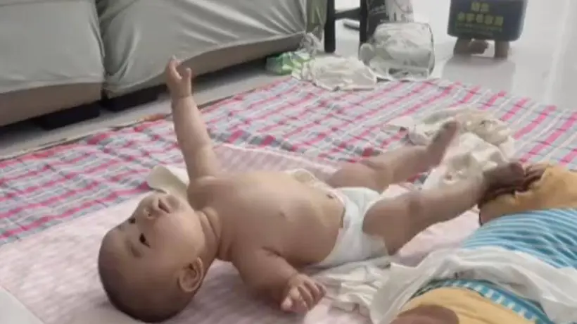 新手妈妈晒娃反被育儿圈戳醒 两个月宝宝反常姿势竟是健康危险信号
