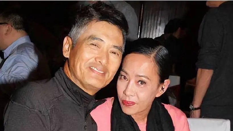 周润发与妻逛街九龙城街市 牵37年手成最暖人间风景