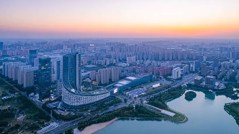 2025上半年万亿城市比拼:青岛天津位次生变,东莞佛山经济分化 AI赛道各路选手各显身手