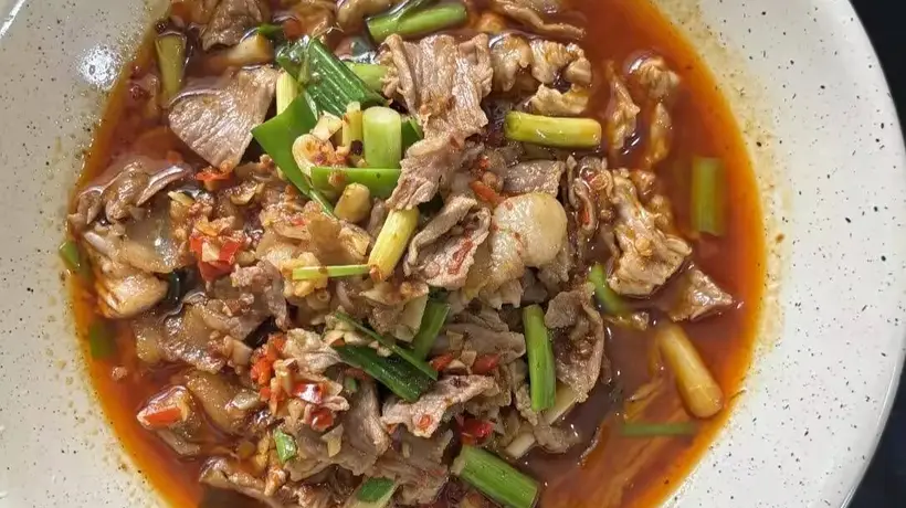 来萍乡打卡多元美食体验 亲尝小炒肉配饭连炫三碗的烟火滋味