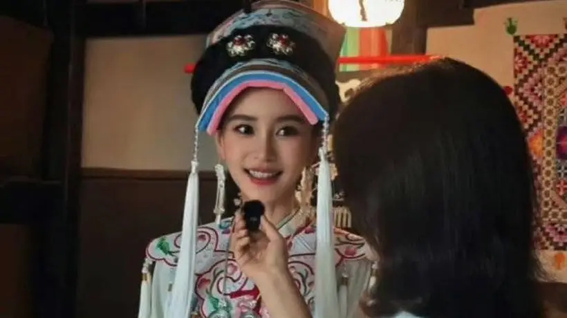 Baby着羌族改良服饰参与活动受访 与现场人员互动比耶传递暖心氛围