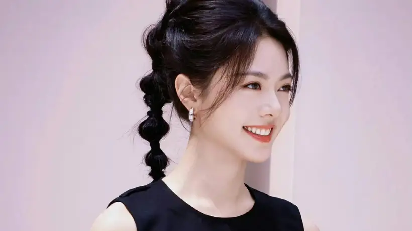 线下活动现场的赵今麦这身黑色无袖短裙配高马尾，利落贵气还格外亮眼，好多到场观众都夸造型太出彩啦