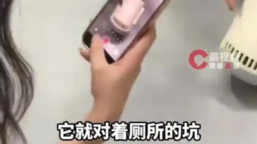 成都兰桂坊一女厕马桶刷底座暗藏摄像头，发现者：摄像头正对蹲坑，打开手机闪光灯才发现；警方回应：正对此事进行调查
