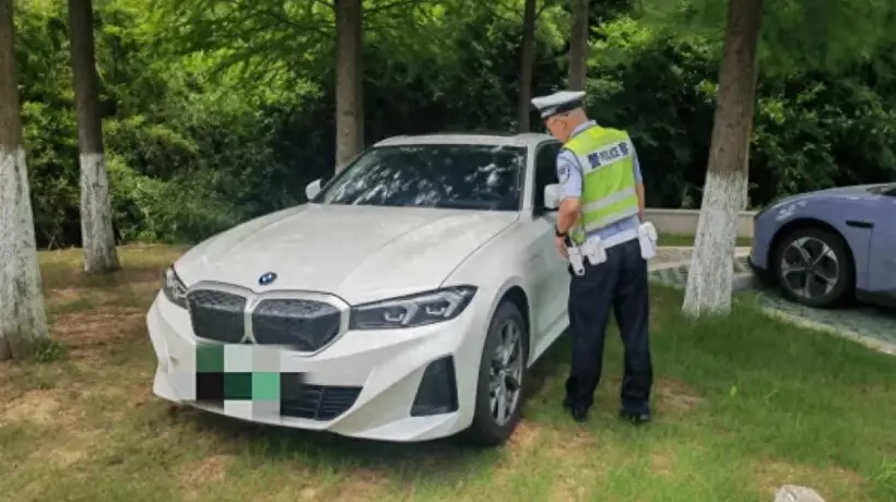 规范集镇及景区停车秩序 营造安全畅通环境