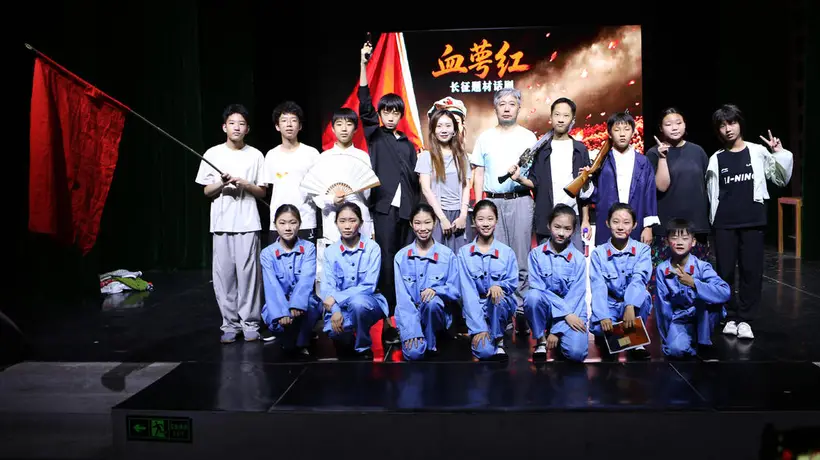 校园话剧《血萼红》在济南演出