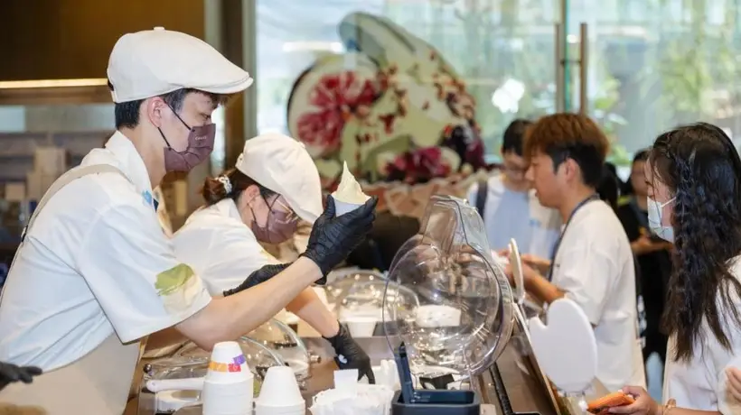 这届年轻人，为何越来越爱逛奶茶店？