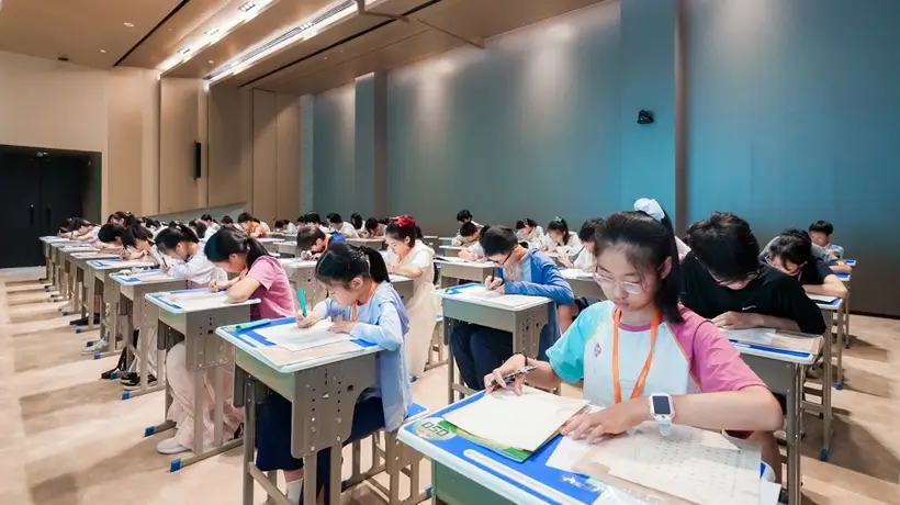 “英雄杯”第三届中国钢笔书法青少年大赛在沪举行,300余名少年同台竞技