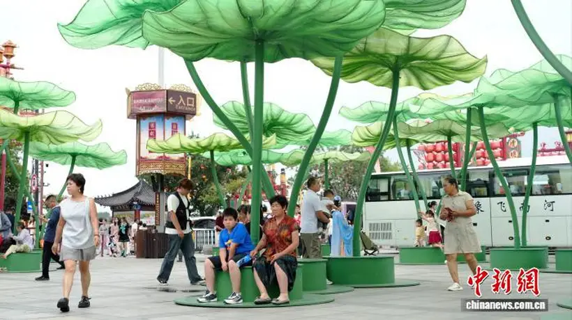 河南开封:巨型仿生荷景扮靓夏日园区